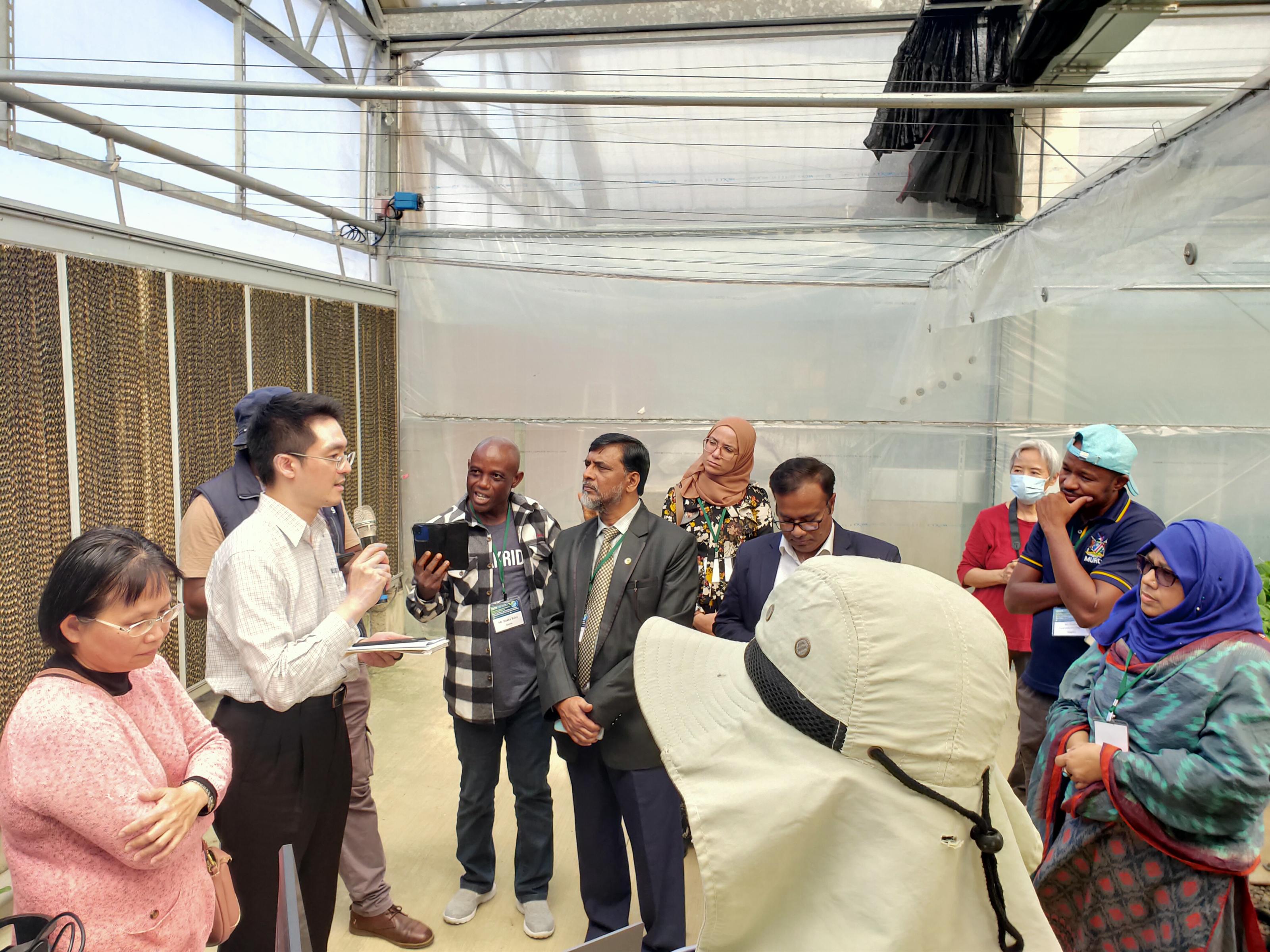 照片5_參觀桃園改良場智慧農業技術及溫室設施