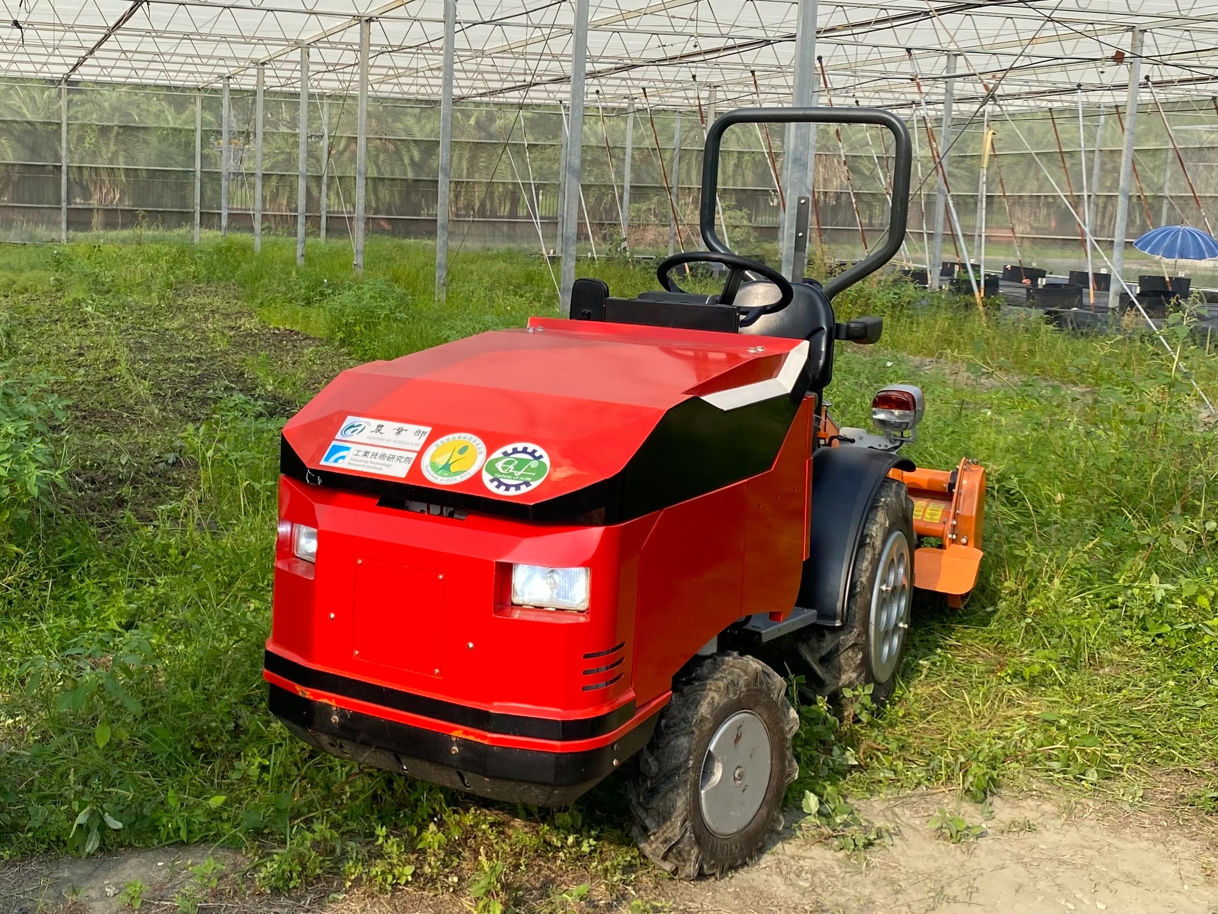 圖1-工研院研發團隊開發小型電動式曳引機