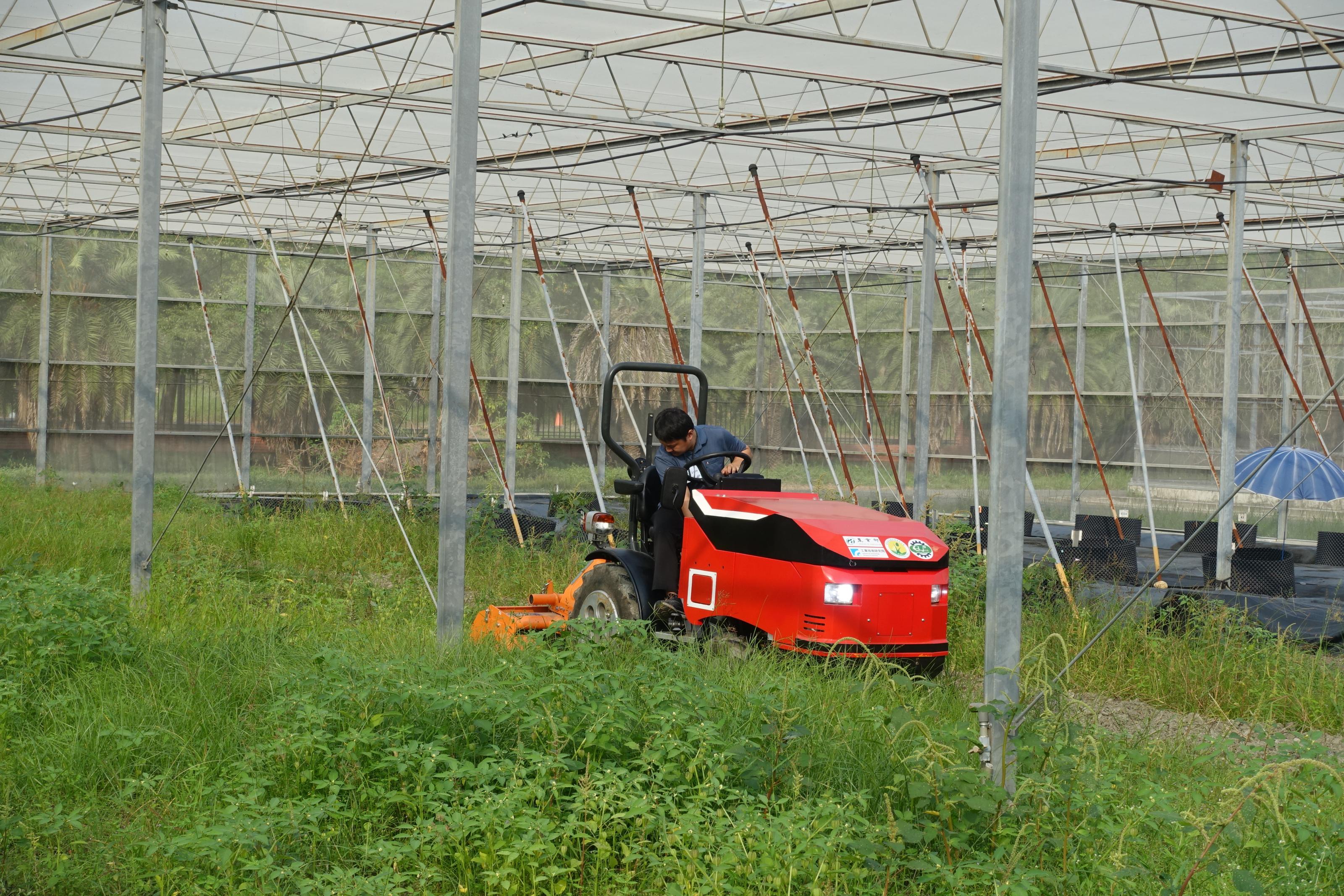 圖4-小型電動曳引機運作情形