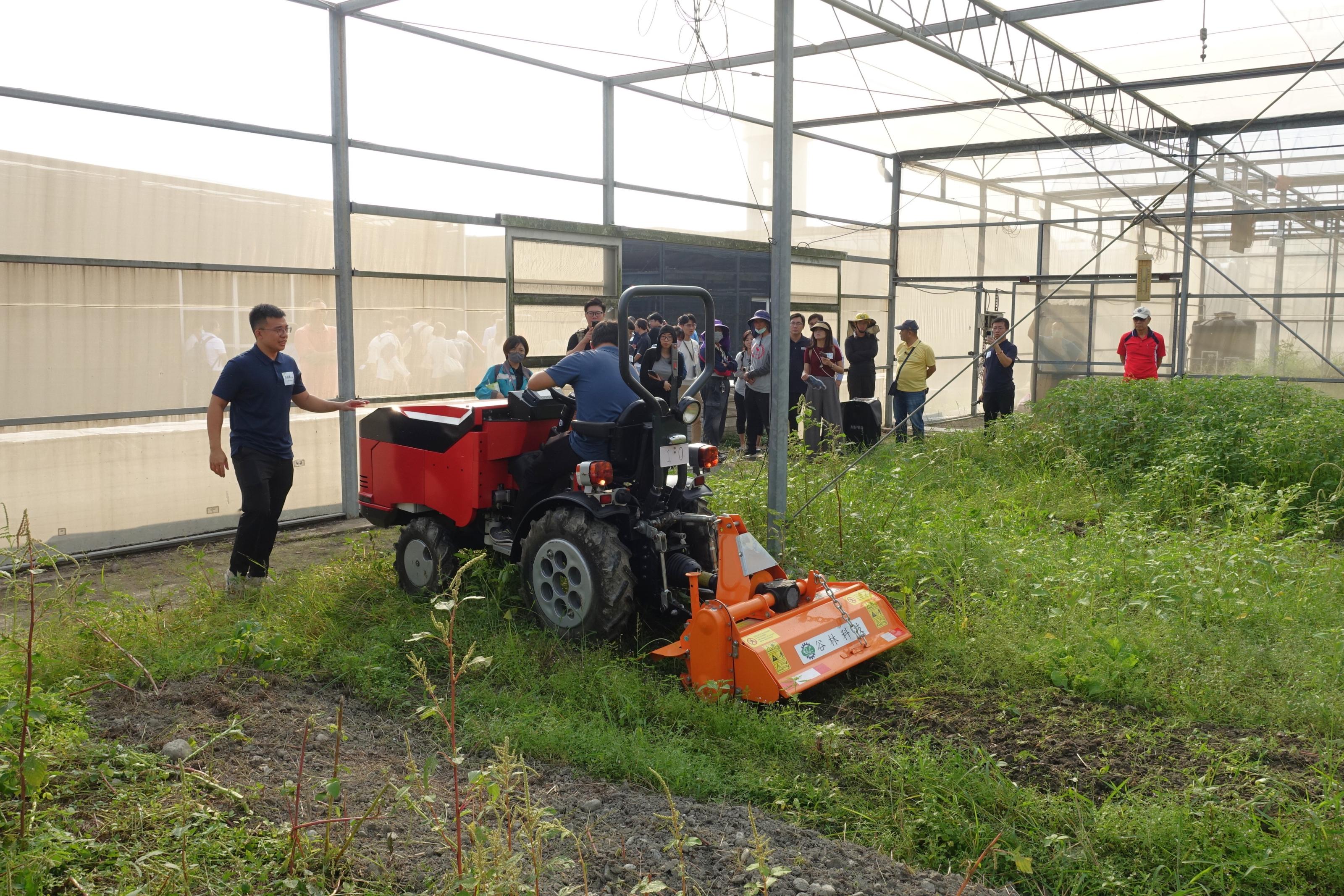 圖5-小型電動曳引機運作情形