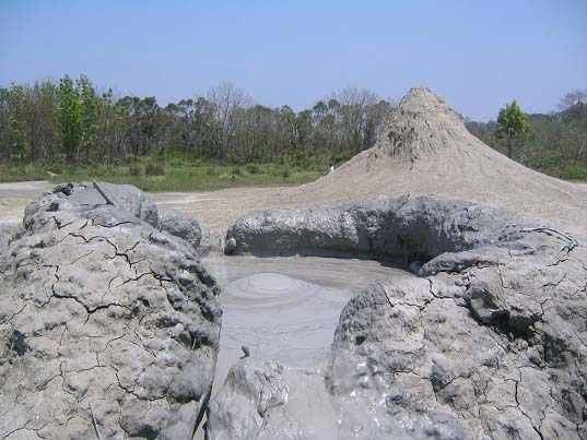 烏山頂泥火山自然保留區（高雄縣政府農業局自然生態保育課提供）