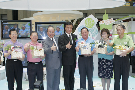 台灣優質農、林、漁、畜及調理食品獻禮並與蘇主任委員及貿協照秘書長合影