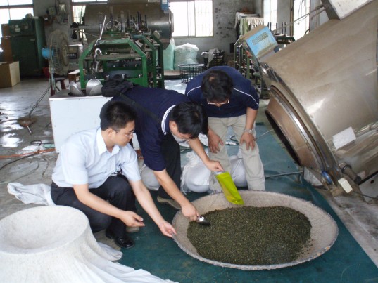 圖2 茶葉抽驗小組抽樣進行農藥殘留抽驗