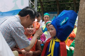 陳主委武雄親切的與表演小朋友互動,大家都笑開了。