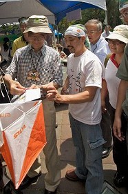 陳主委武雄在定向運動解說員的帶領下,親自體驗定向運動的奧妙,運用指北針、地圖,陳武雄主委成功闖下第一關。