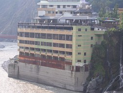 ‧	原本的旅館房間，歷經72、824水災，鐵板一層層往上加。