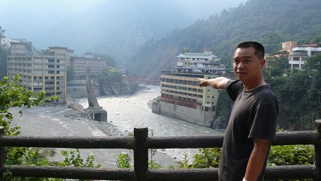 ‧	原本的旅館房間，歷經72、824水災，鐵板一層層往上加。