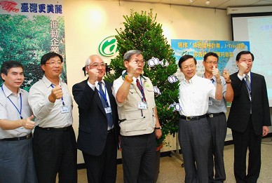 林務局局長顏仁德（中）與各認養造林的企業及團體一同宣示啟動「企業i-Tree，台灣更美麗」之綠色造林願景（胡志宜/攝）