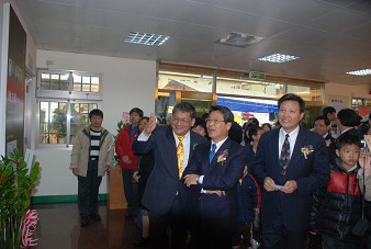博士鴨觀光工廠開幕時，總經理林政德先生向呂國華縣長
