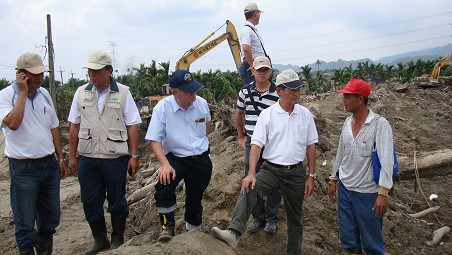 陳主委武雄(右二)8月27日視察屏東旗山鎮旗尾地區漂流木集運作業(黃尚義提供)