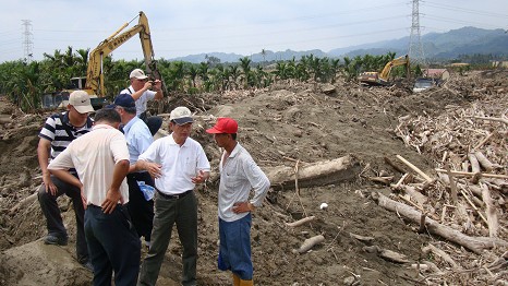 陳主委武雄(右二)8月27日視察屏東旗山鎮旗尾地區漂流木集運作業(黃尚義提供)