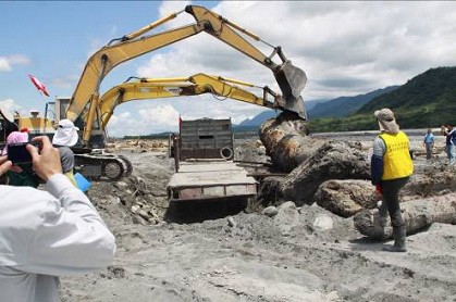 台東新武呂溪貴重木集運(林奐宇提供)