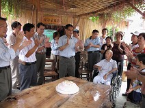 圖10 主委為社區人瑞慶生