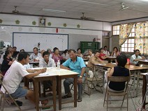 圖2 社區的居民正在認真的聽課