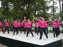 圖3 辣媽舞蹈班賣力的表演