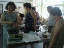 圖4 社區媽媽學做精油香皂