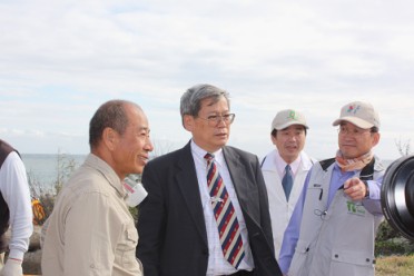 藝術家吳炫三(左一)向林務局局長顏仁德(左二)介紹作品「日月星辰」的創意發想（林素夷攝）