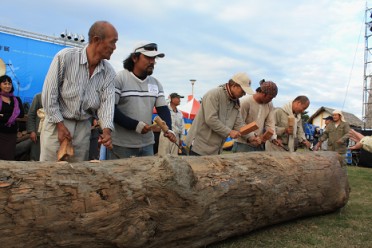 11月21日下午，中外藝術家一起啟斧，為「2009東海岸漂流木國際藝術創作展」揭開序幕（林素夷攝）