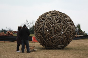 台北藝術大學的裝飾藝術團隊的作品「地上的球」吸引許多民眾參觀（林素夷攝）
