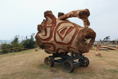 吳炫三的作品「日月星辰」是採用千年牛樟樹頭所刻成，提醒世人不可忽視大自然的力量（林素夷攝）