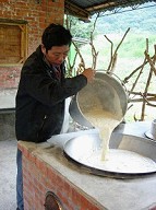 「泥火山豆腐」製作過程完全遵造古法，利用大自然資源，卻不破壞大自然生態