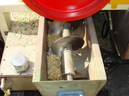 圖2　植物殘枝粉碎後之碎屑經由螺旋輸送裝置排出