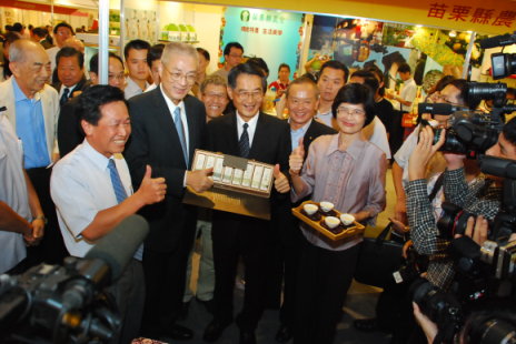 吳敦義院長與陳武雄主委一起大拇指說台灣茗茶尚讚.