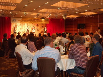 圖1 地主國晚宴在搖滾國樂聲中,熱鬧登場