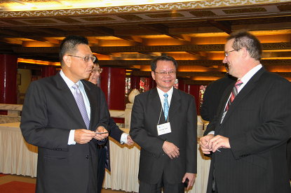 圖2農委會黃有才副主任委員（左）、漁業署蔡日耀副署長（中）、CCSBT秘書長Robert Kennedy（右）（圖/施玉惠）