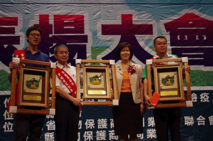 費副局長雯綺頒發特優等前3名獎牌及獎金