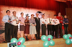 圖5 農糧署游副署長勝鋒頒獎表揚獲選的生產單位,鼓勵其茶品追求衛生安全與精緻化的努力