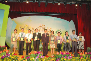 圖2 陳主任委員與金推獎優等獎單位合影