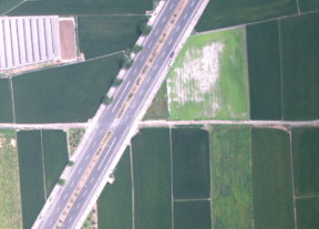 圖4 UAV（左）與航空照片（右）比較圖