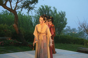 「漢唐樂府」在山嵐層峰、餘暉光影的太麻里金針山演出