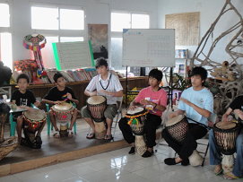 三仙社區當地年輕人的paw paw鼓演奏表演