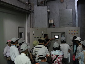 米廠工作人員耐心向遊客解說製米的過程