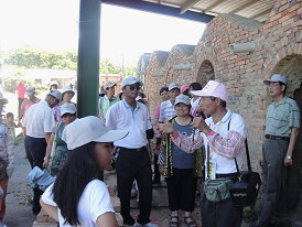 解說員說明紅磚的製作方法,以及製磚有趣的故事