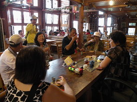 遊客在永安遊客中心品茶