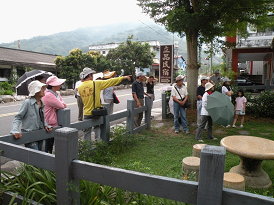 解說員帶領大家參觀水土保持局為社區做的環境綠美化工作