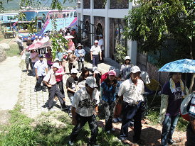 遊客由稻米原鄉館出發參觀社區