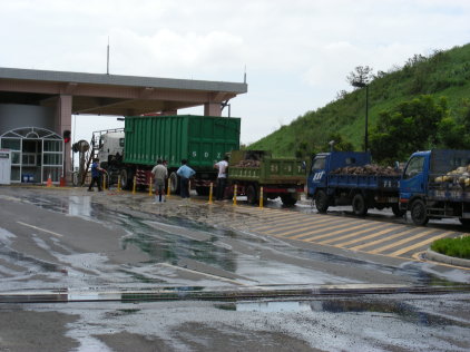 8月11日永康焚化廠已屆處理飽和，場外仍有大量運輸車輛排隊等待進場