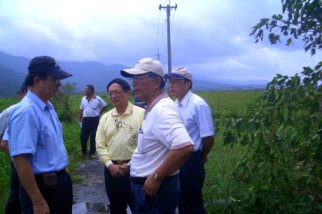 行政院農委會胡興華副主委(左一)、農委會動植物防疫檢疫局黃國青副局長(左二)等人,前往新埤鄉勘查掩埋場