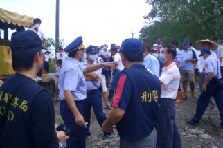 數百名民眾聚集在掩埋場進行抗議，警方進駐現場維持秩序，防止暴力衝突