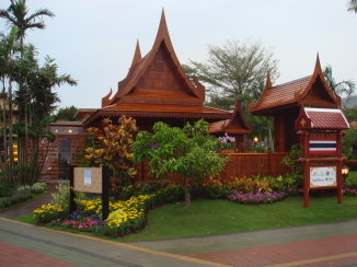圖10 寰宇庭園區－泰國園，結合「國家」、「宗教」、「國王」三個面向，真實地呈現泰國人民愛好和平，創造出「泰國綺麗庭園中的祥和」
