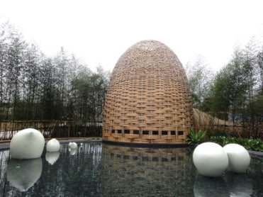 圖9 寰宇庭園區－台灣園，藉「竹」編光影與水景倒影，表達在地的自然環境及原生文化，帶領參觀者由熱鬧的情境逐漸沉澱、淨化，體驗完整意境美學的庭園空間