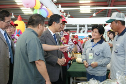 陳主任委員武雄參觀小地主大佃農媒合區