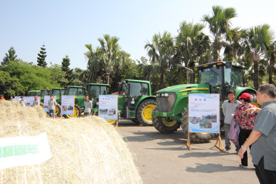  排排站的芻料耕種機具