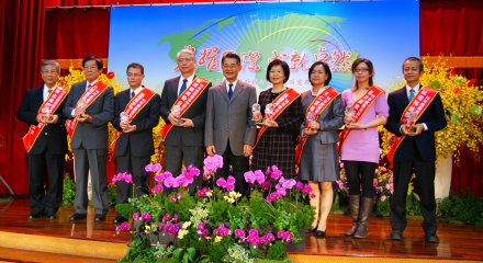 主任委員與農產品外銷績優廠商合影（陳建智攝）