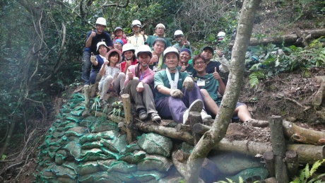 步道路面及邊坡坍塌處以植生袋補強