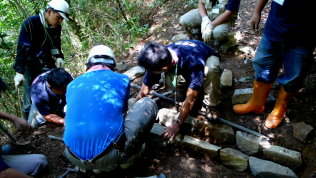 砌石排水溝施作